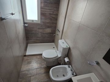 DEPARTAMENTO 2 AMBIENTES CON BALCON 2DO PISO AL FRENTE - SANTOS LUGARES