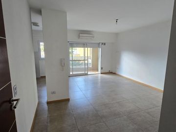 DEPARTAMENTO 2 AMBIENTES CON BALCON 2DO PISO AL FRENTE - SANTOS LUGARES