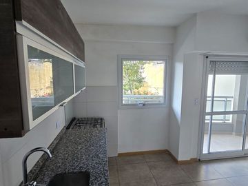 DEPARTAMENTO 2 AMBIENTES CON BALCON 2DO PISO AL FRENTE - SANTOS LUGARES