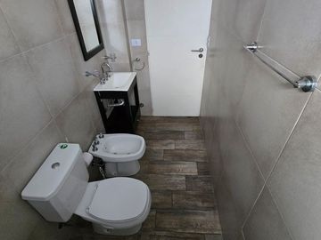 DEPARTAMENTO 2 AMBIENTES CON BALCON 2DO PISO AL FRENTE - SANTOS LUGARES