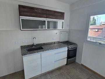 DEPARTAMENTO 2 AMBIENTES CON BALCON 2DO PISO AL FRENTE - SANTOS LUGARES