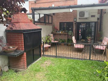 Excelente Duplex de 5 Amb con Jardin, Parrilla y Cochera Doble.Impecable Estado