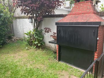 Excelente Duplex de 5 Amb con Jardin, Parrilla y Cochera Doble.Impecable Estado
