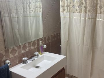 Excelente Duplex de 5 Amb con Jardin, Parrilla y Cochera Doble.Impecable Estado