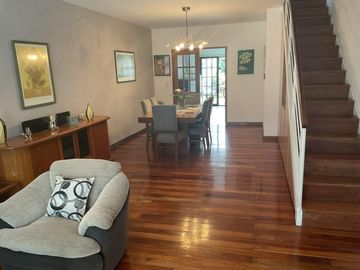 Excelente Duplex de 5 Amb con Jardin, Parrilla y Cochera Doble.Impecable Estado