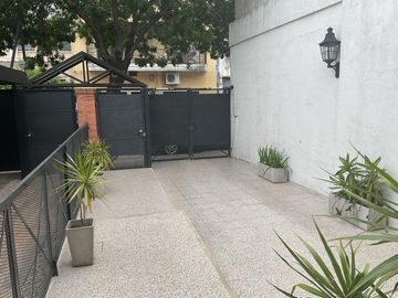 Excelente Duplex de 5 Amb con Jardin, Parrilla y Cochera Doble.Impecable Estado