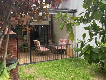 Excelente Duplex de 5 Amb con Jardin, Parrilla y Cochera Doble.Impecable Estado