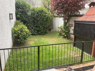 Excelente Duplex de 5 Amb con Jardin, Parrilla y Cochera Doble.Impecable Estado