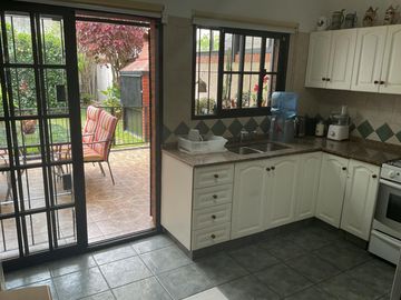 Excelente Duplex de 5 Amb con Jardin, Parrilla y Cochera Doble.Impecable Estado