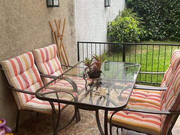 Excelente Duplex de 5 Amb con Jardin, Parrilla y Cochera Doble.Impecable Estado