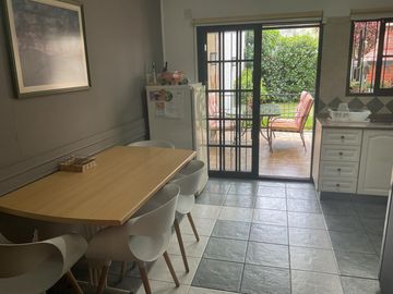 Excelente Duplex de 5 Amb con Jardin, Parrilla y Cochera Doble.Impecable Estado