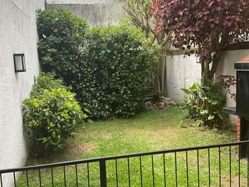 Excelente Duplex de 5 Amb con Jardin, Parrilla y Cochera Doble.Impecable Estado
