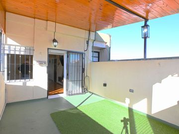 Venta amplio departamento 3 ambientes reciclado con patio en El Palomar