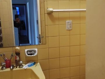 EXCELENTE PROPIEDAD DE CUATRO AMBIENTES CON GARAGE CUBIERTO PATIO JARDINFONDO LIBRE Y PISCINA