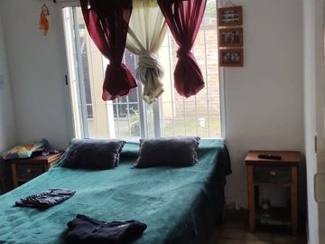 EXCELENTE PROPIEDAD DE CUATRO AMBIENTES CON GARAGE CUBIERTO PATIO JARDINFONDO LIBRE Y PISCINA