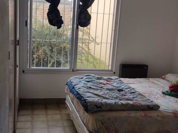 EXCELENTE PROPIEDAD DE CUATRO AMBIENTES CON GARAGE CUBIERTO PATIO JARDINFONDO LIBRE Y PISCINA