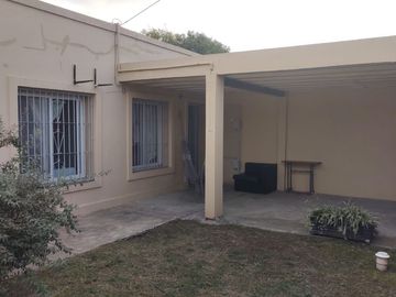 EXCELENTE PROPIEDAD DE CUATRO AMBIENTES CON GARAGE CUBIERTO PATIO JARDINFONDO LIBRE Y PISCINA