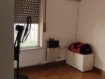 EXCELENTE PROPIEDAD DE CUATRO AMBIENTES CON GARAGE CUBIERTO PATIO JARDINFONDO LIBRE Y PISCINA
