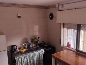 EXCELENTE PROPIEDAD DE CUATRO AMBIENTES CON GARAGE CUBIERTO PATIO JARDINFONDO LIBRE Y PISCINA