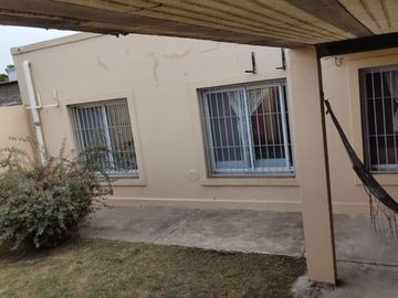 EXCELENTE PROPIEDAD DE CUATRO AMBIENTES CON GARAGE CUBIERTO PATIO JARDINFONDO LIBRE Y PISCINA
