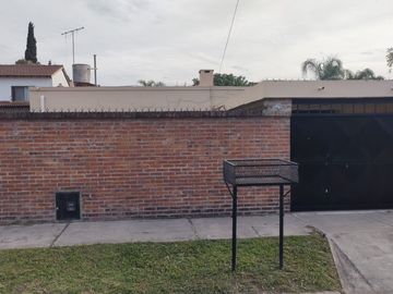 EXCELENTE PROPIEDAD DE CUATRO AMBIENTES CON GARAGE CUBIERTO PATIO JARDINFONDO LIBRE Y PISCINA