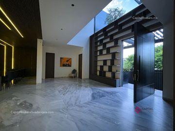 Casa con Alberca de Lujo en Venta en Villa Universitaria