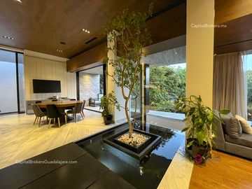 Casa con Alberca de Lujo en Venta en Villa Universitaria