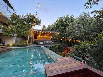 Casa con Alberca de Lujo en Venta en Villa Universitaria