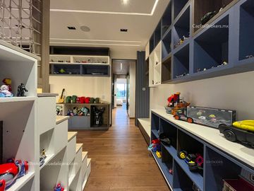 Casa con Alberca de Lujo en Venta en Villa Universitaria