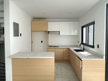 Casa nueva en venta en Loma Dorada.