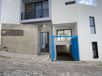 Casa nueva en venta en Loma Dorada.