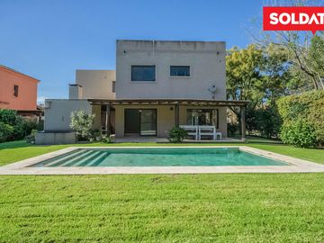 Casa en  venta en barrio Los Tacos - 4 dormitorios - Apto credito
