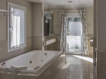 Excelente casa al lago estilo ingles !!!
