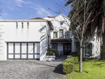 Excelente casa al lago estilo ingles !!!