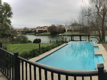 Excelente casa al lago estilo ingles !!!