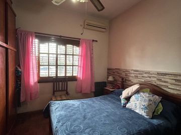 Casa con dos dormitorios y patio- Temperley