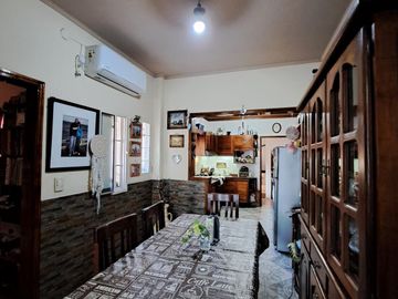 Casa con dos dormitorios y patio- Temperley
