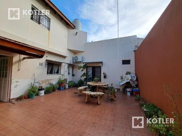 Casa con dos dormitorios y patio- Temperley