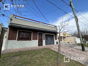 Casa con dos dormitorios y patio- Temperley