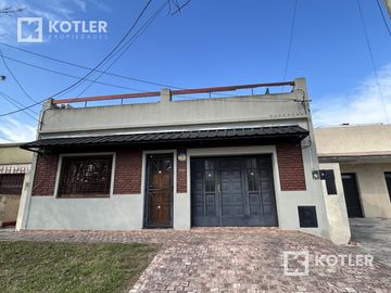 Casa con dos dormitorios y patio- Temperley