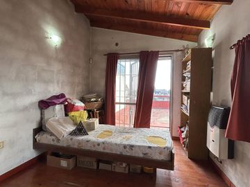 Casa con dos dormitorios y patio- Temperley