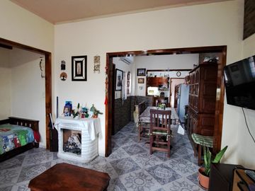 Casa con dos dormitorios y patio- Temperley