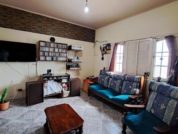 Casa con dos dormitorios y patio- Temperley