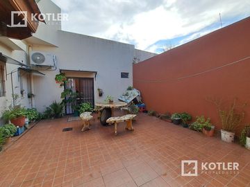 Casa con dos dormitorios y patio- Temperley