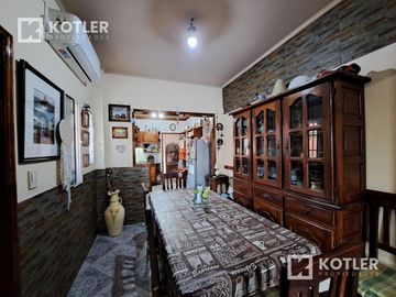 Casa con dos dormitorios y patio- Temperley