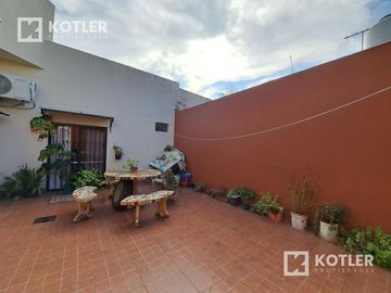 Casa con dos dormitorios y patio- Temperley
