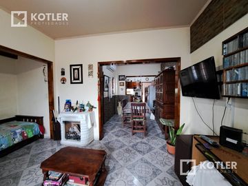 Casa con dos dormitorios y patio- Temperley