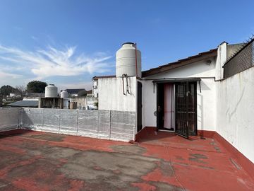 Casa con dos dormitorios y patio- Temperley
