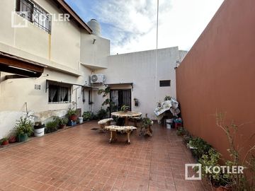 Casa con dos dormitorios y patio- Temperley