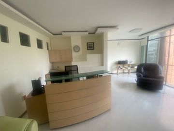 SE VENDE MAGNIFICA OFICINA EN ANZURES.